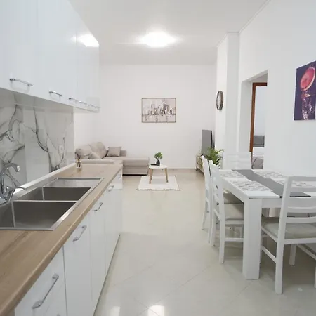 Nori's * Tirana